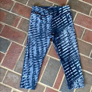 Medium Under Armour Capri Compression Pants
